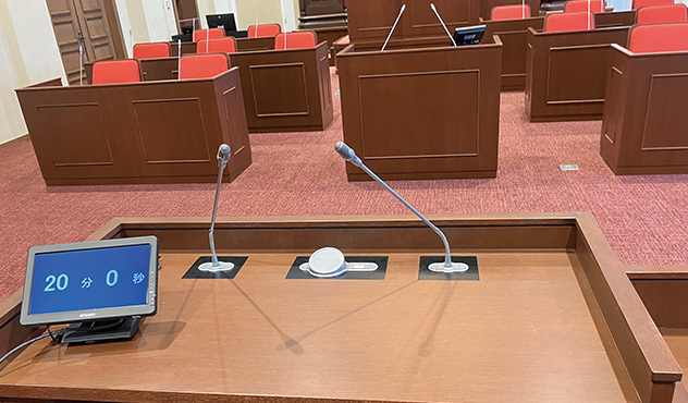 演壇席 各席にBOSCH埋め込み式会議システムを設置