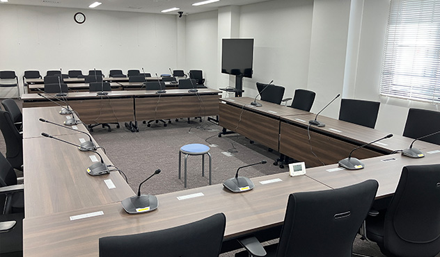 委員会室　BOSCH会議システム「CCS1000D」他の音響環境を整備。明瞭な音声で円滑な会議を支援