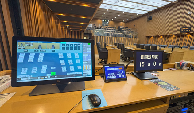 操作卓にはマイク、テロップ、残時間表示、採決結果の自動集計などを一元管理できる「議会運営システムNeo」を導入。