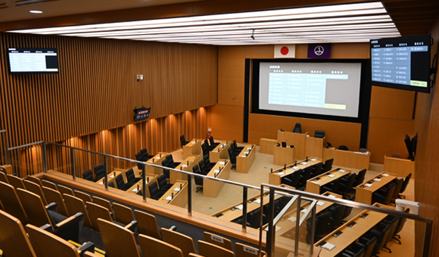 正面の200インチスクリーンに議員の出欠や採決結果を表示。