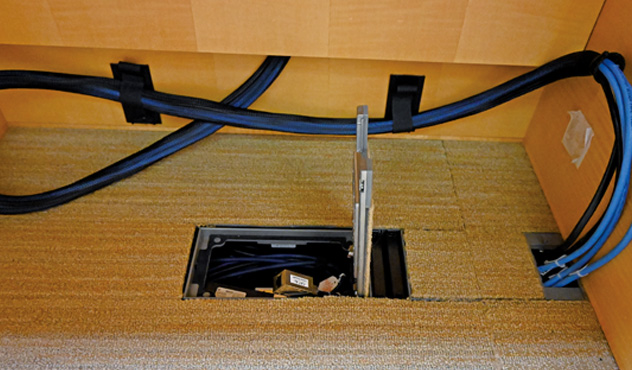 各席にはケーブル着脱できる接続コンセントを整備し、可動什器に対応。