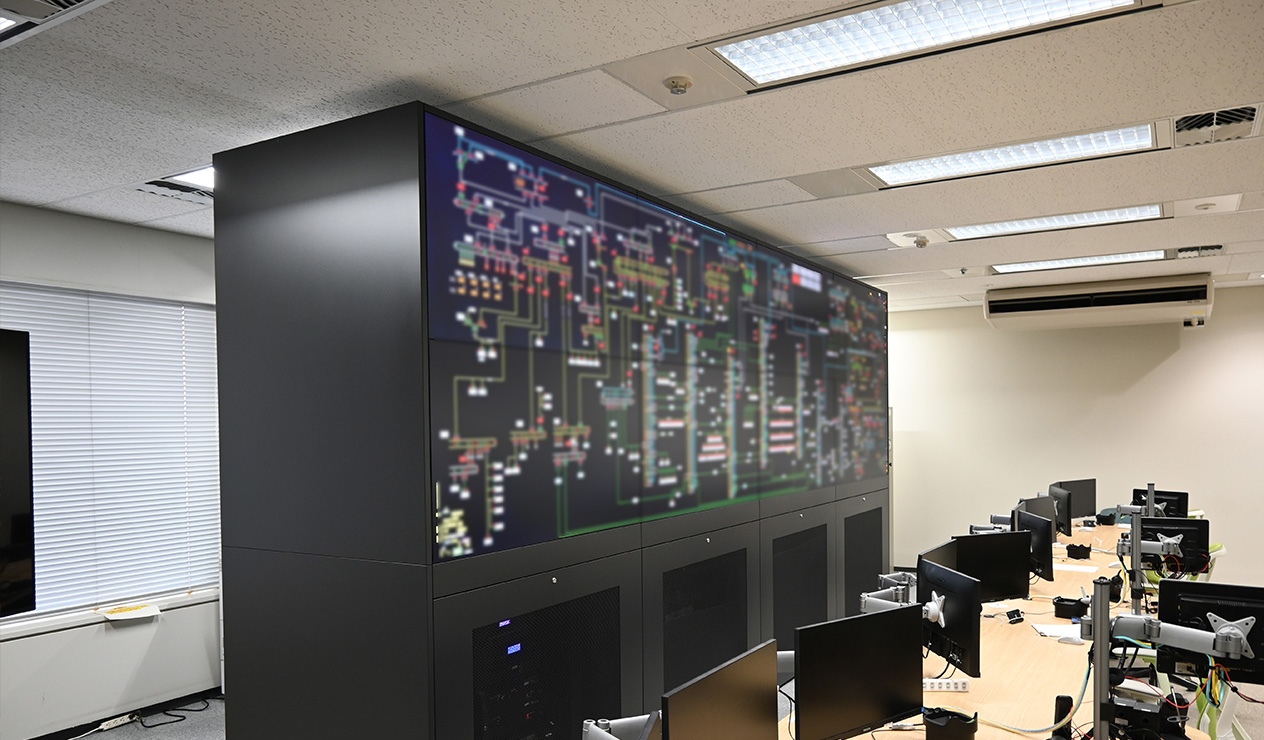 訓練室 60インチ液晶ディスプレイ8面
