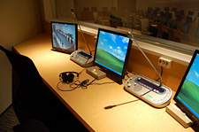 すべての会議室に用意された同時通訳ブースに、通訳者ユニットが設置されている