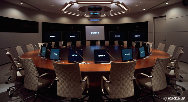 BOSCH同時通訳システムが設置されている臨場感を重視した円形の会議室