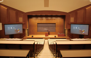 500人収容のN121教室
左右に200インチのスクリーンが設置され、黒板に書かれた文字を大きく映し出すことで、どの席からでも黒板の文字が見えるように改善。