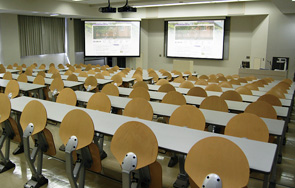 150人収容のN321教室
150インチのスクリーンが2台設置されており、ワイド画面のパソコンとフルハイビジョンの動画といった異なる映像教材の提示が可能。