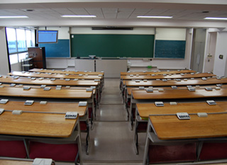 アナライザーシステムが常設された教室