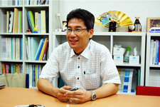 遠隔講義を推進されている学術情報メディアセンター　教授　中村裕一 先生