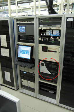 通信機器室に設置されたマルチウィンドウプロセッサ「VN-Quantum」（右丸内）