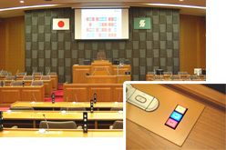 議員席の投票ボタン（右）を押すことで採決の結果がスクリーンに表示される