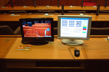 操作卓パソコン（右）　発言者の座席位置をクリックするだけで、マイクがONになりカメラも自動追尾する。