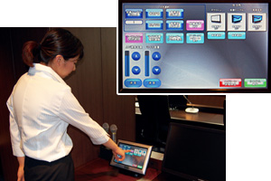 理事会会議室のタッチパネル。AV機器の入出力選択やマイクの音量調整、スクリーン操作などができる。