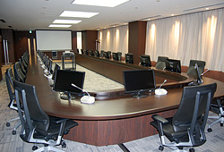 理事会会議室。席にはそれぞれBOSCH会議システムとペーパーレス会議システムのディスプレイが並ぶ。