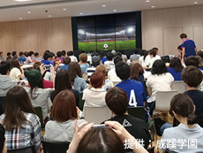 B1F  カフェ＆ホール  COMMichi  にて大盛況のサッカーW杯パブリックビューイング。165インチ相当の9面マルチビジョンを活用。