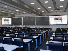 300名規模　大教室。離れた支援センターからAV設備操作でき、授業運営をサポート（リモートコンシェル）