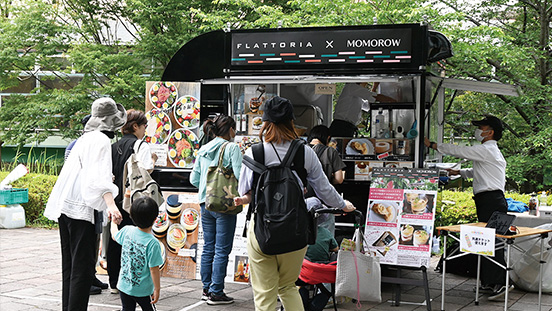 東和AGワークス（株）のキッチンカーでは、イタリア料理店とコラボした春日居の桃を使った珍しいスイーツやヘルシーな料理が大人気