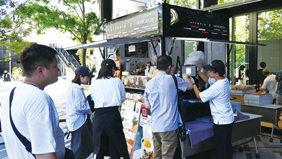 桃スイーツのキッチンカー<br>イタリア料理店とコラボレーションした豊富なラインナップが揃う