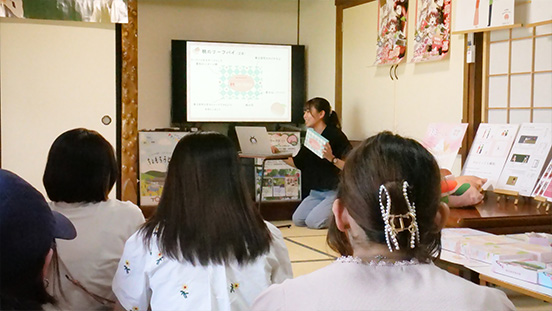 最終講評会:ひとりずつ資料や作品を使いながら発表を行う
