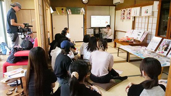 最終講評会:テレビ取材が入るなか、緊張しながらも発表を進める