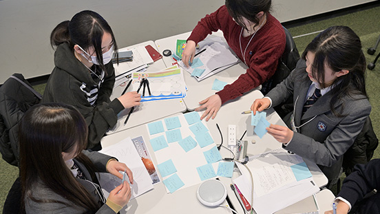 グループワーク席を選択すると、講演者の音声だけでなく、グループで話している内容を聞くこともできる