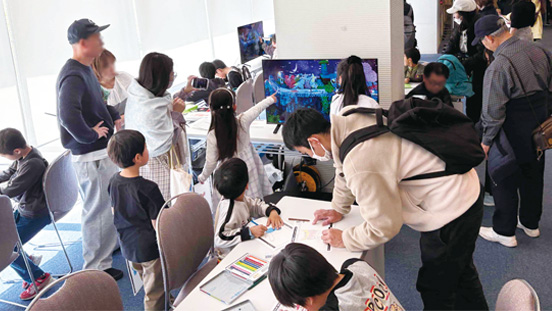 ⼦どもも⼤⼈も楽しめるブースとなり、500組以上が体験