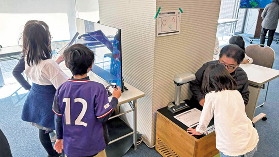 当社スタッフが塗り絵の読み込みをサポート
